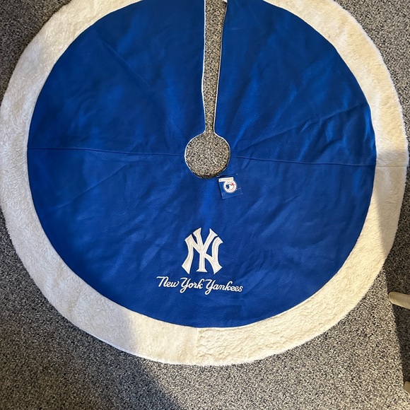 New York Yankees Blue Tree Skirt - Picture 1 of 2